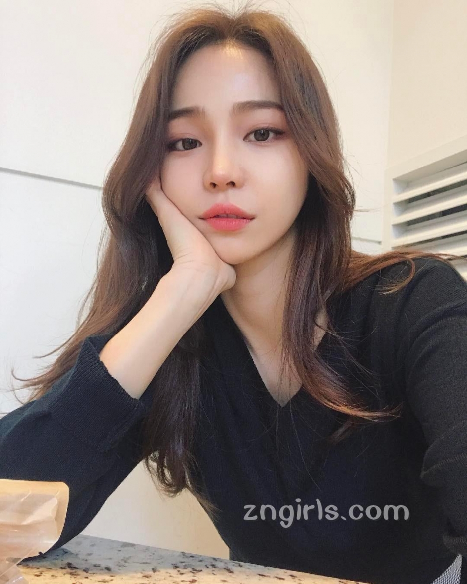 韩国模特池允美生活自拍照气质迷人