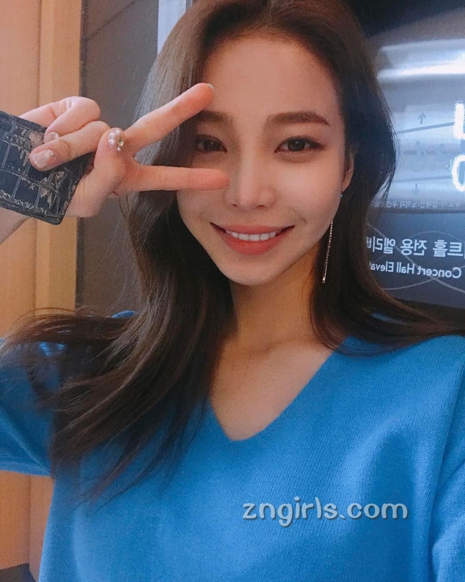 韩国模特池允美生活自拍照气质迷人