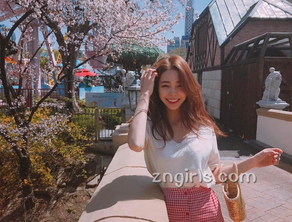 韩国模特池允美生活自拍照气质迷人