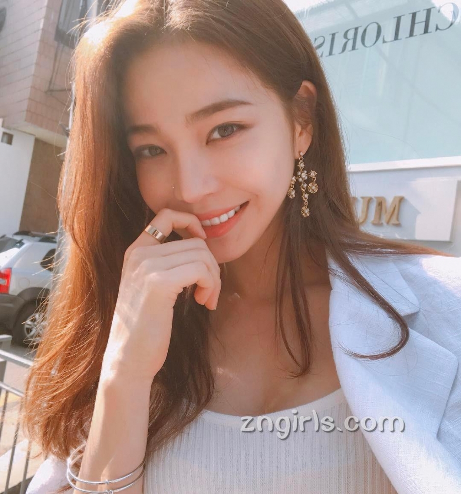 韩国模特池允美生活自拍照气质迷人