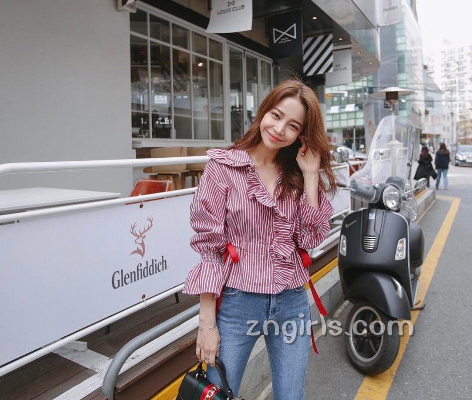 韩国模特池允美生活自拍照气质迷人