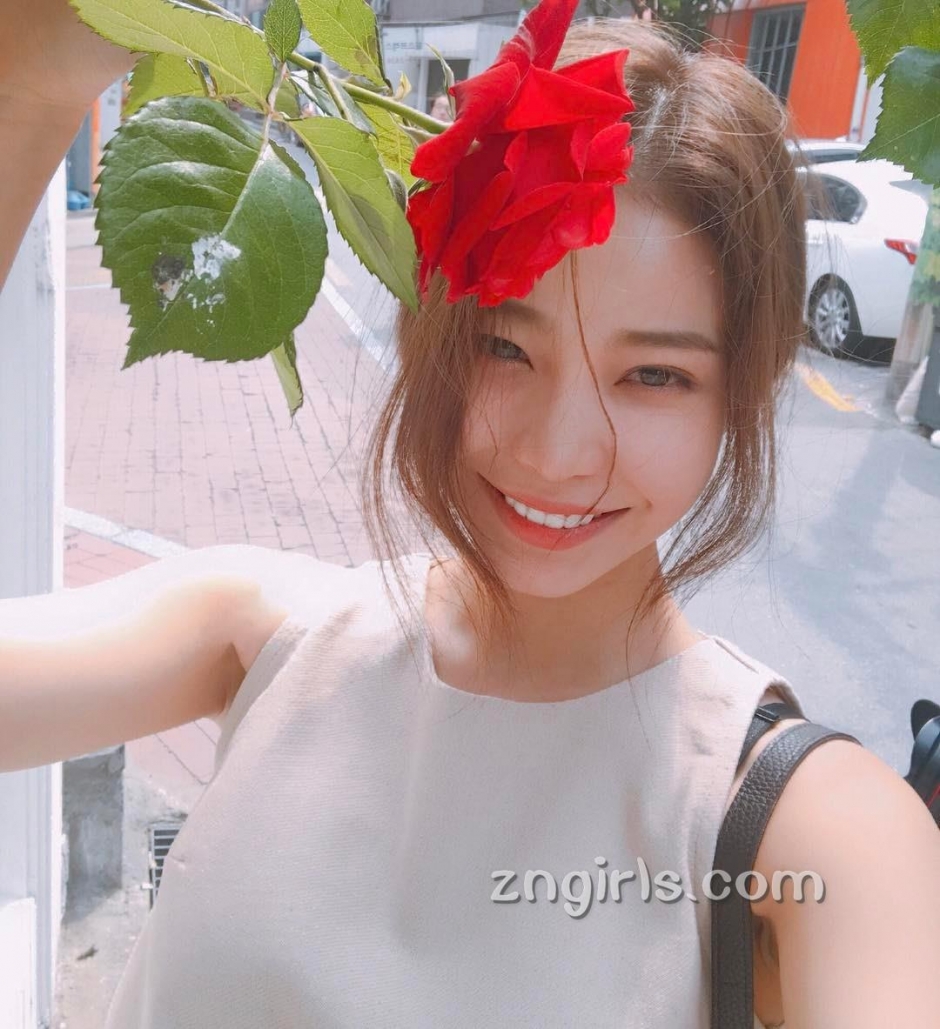 韩国模特池允美生活自拍照气质迷人