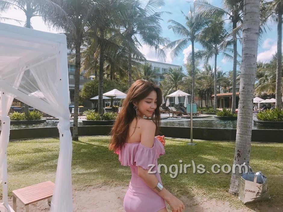 韩国模特池允美生活自拍照气质迷人