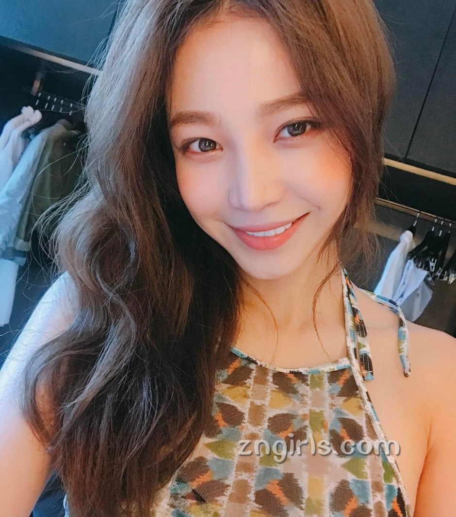 韩国模特池允美生活自拍照气质迷人