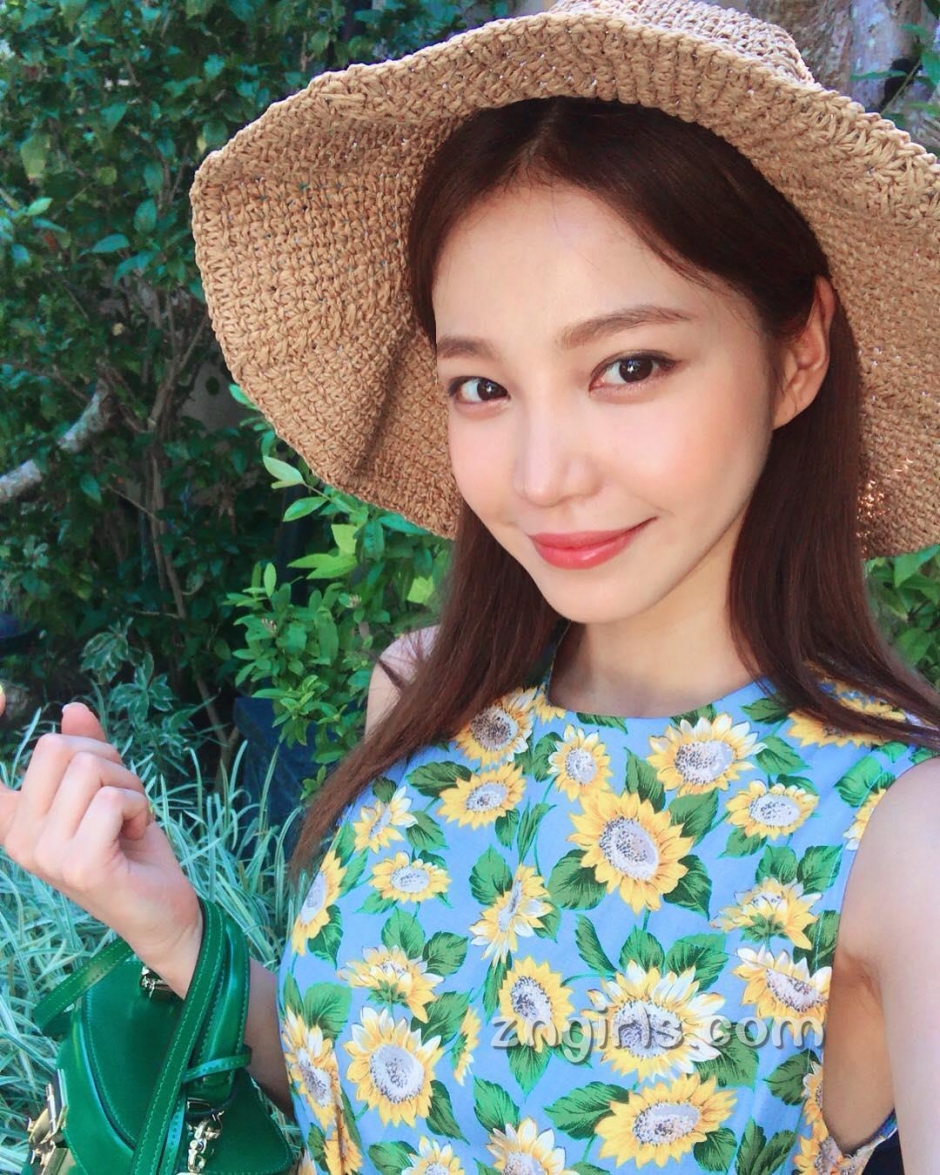 韩国模特池允美生活自拍照气质迷人