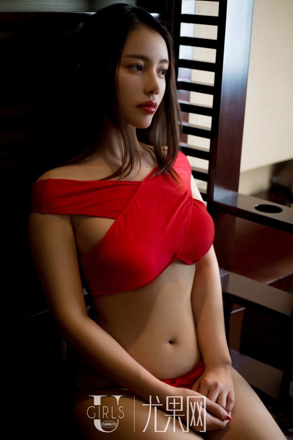 美女模特茉莉比基尼私房写真丰满诱人