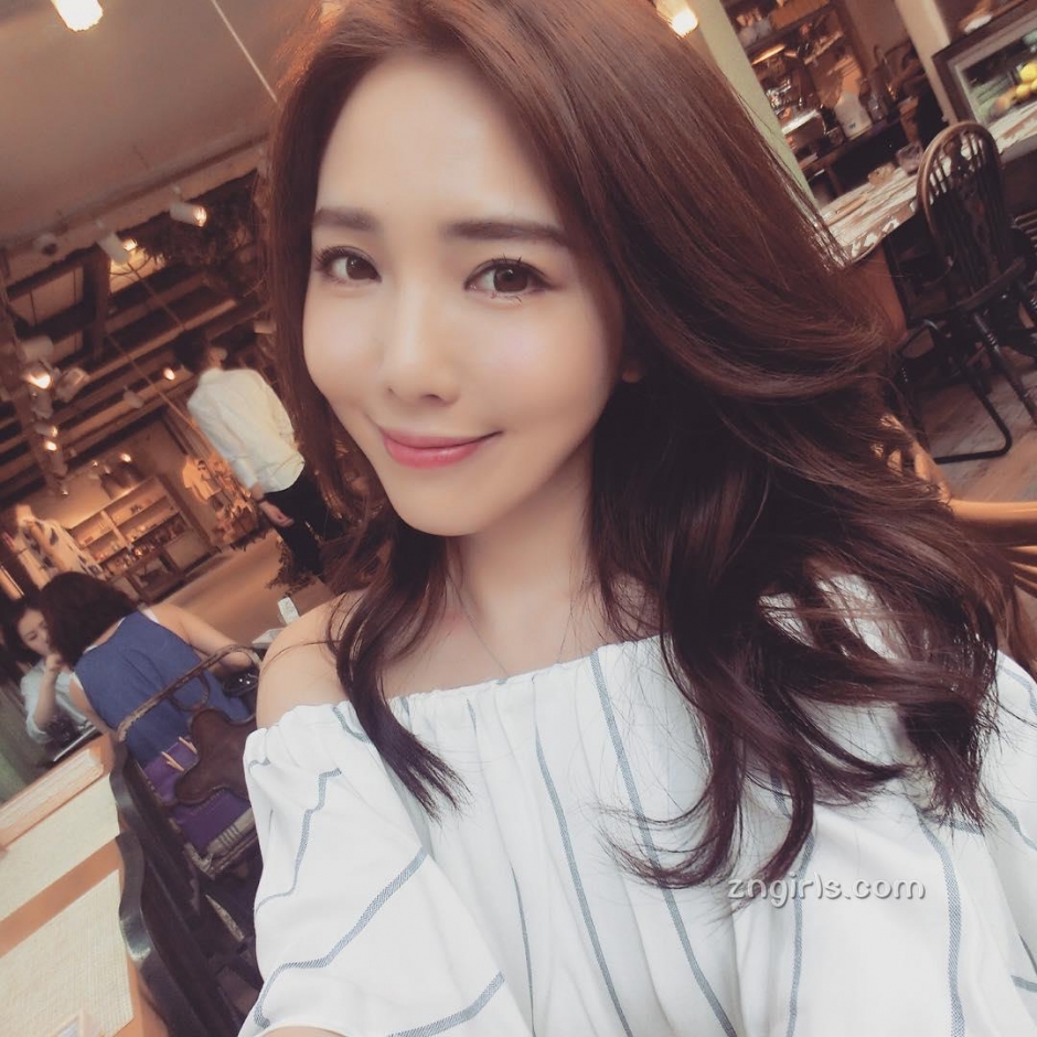 美女主播朱琦郁私房自拍照气质迷人