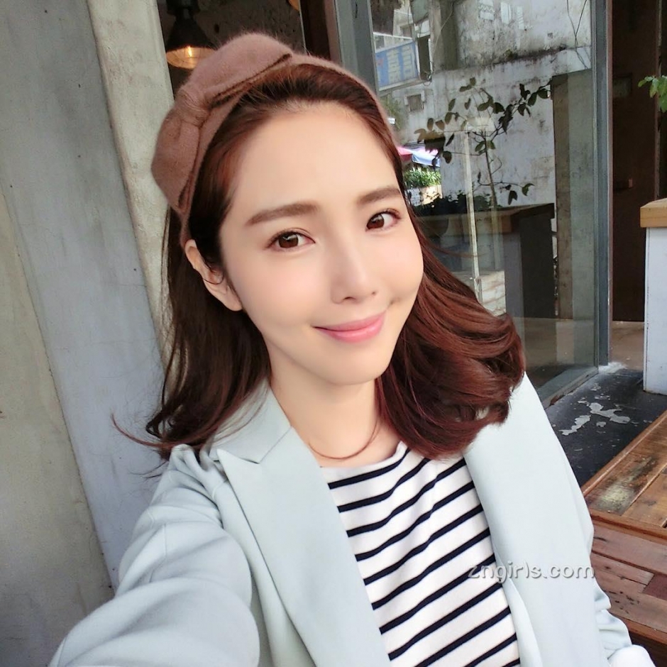 美女主播朱琦郁私房自拍照气质迷人