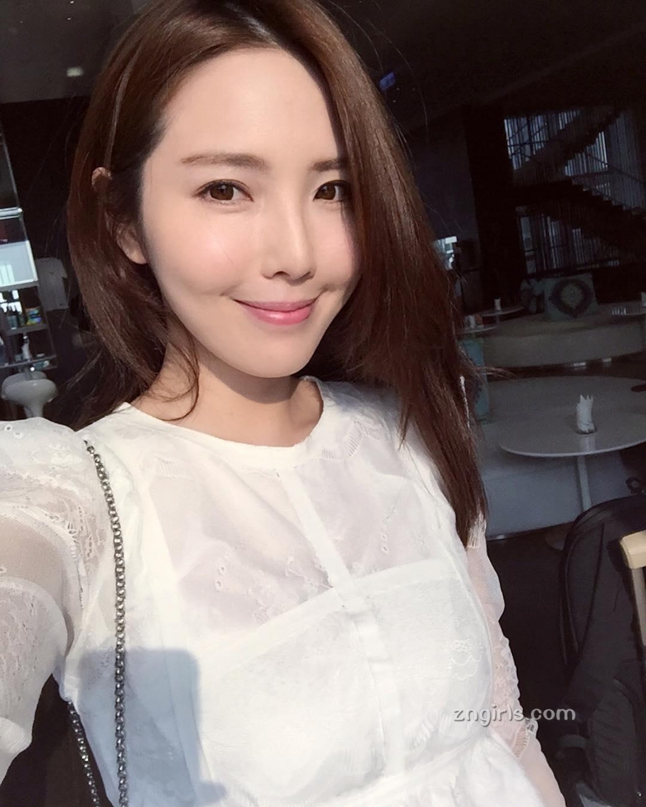 美女主播朱琦郁私房自拍照气质迷人