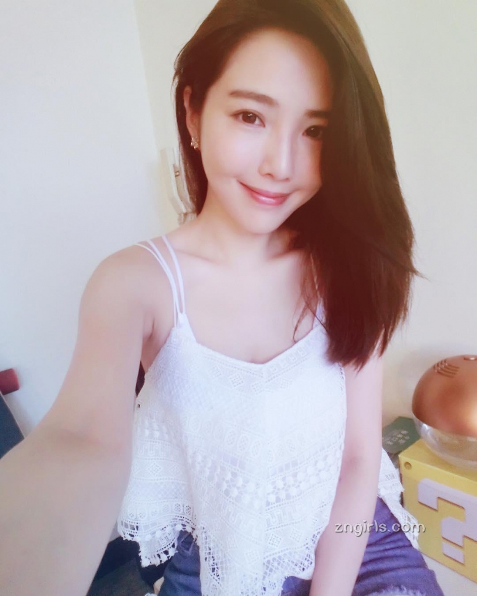 美女主播朱琦郁私房自拍照气质迷人