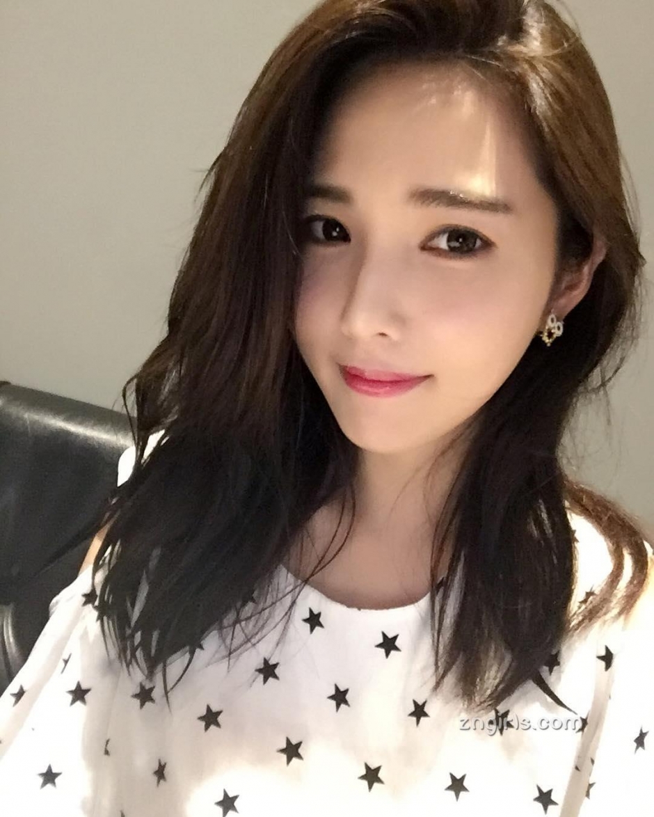 美女主播朱琦郁私房自拍照气质迷人