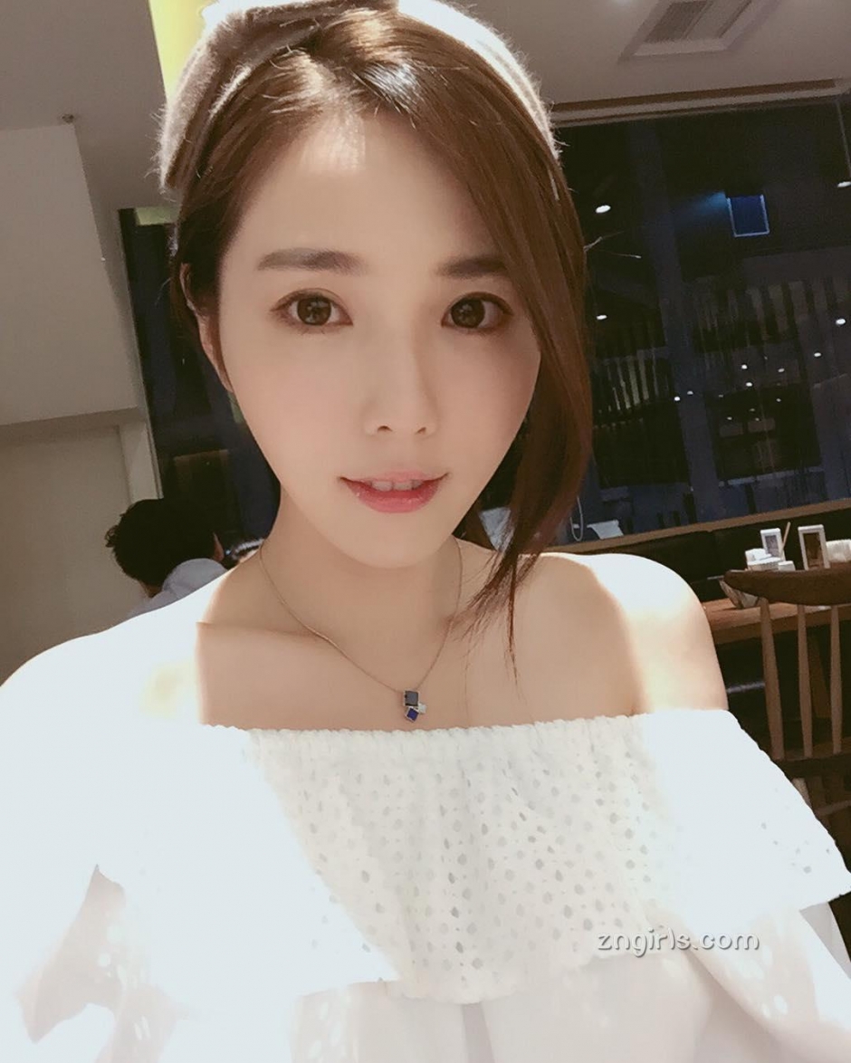 美女主播朱琦郁私房自拍照气质迷人