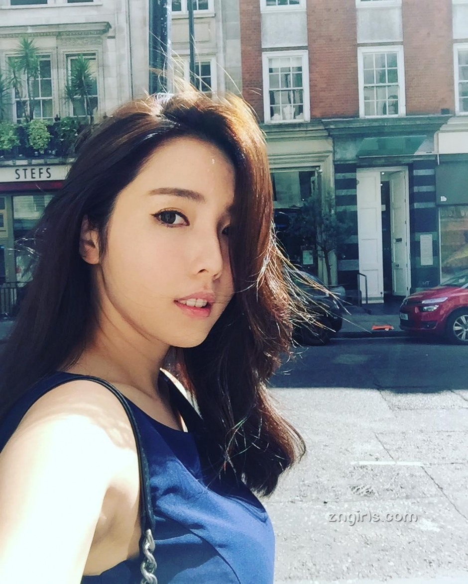 美女主播朱琦郁私房自拍照气质迷人