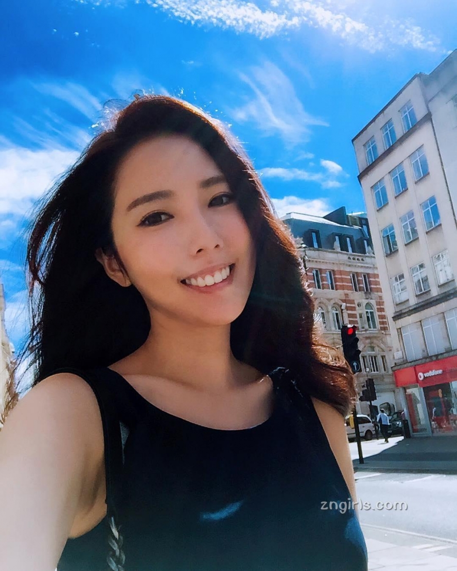 美女主播朱琦郁私房自拍照气质迷人