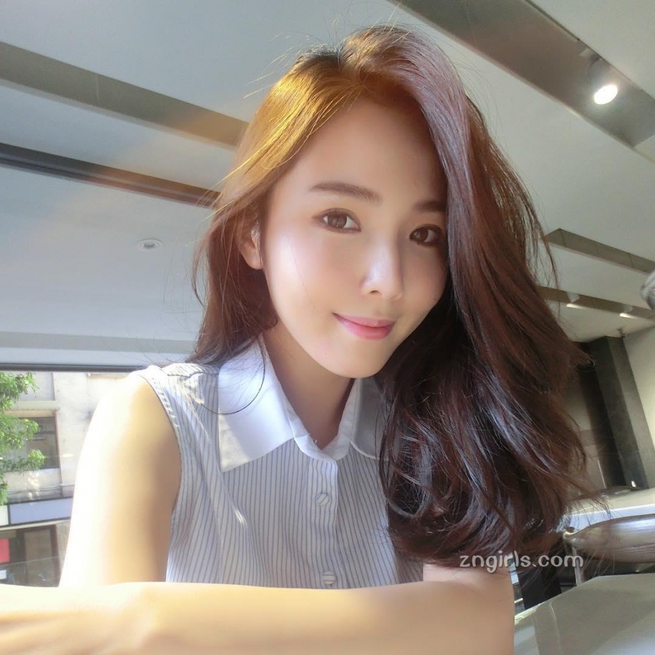 美女主播朱琦郁私房自拍照气质迷人