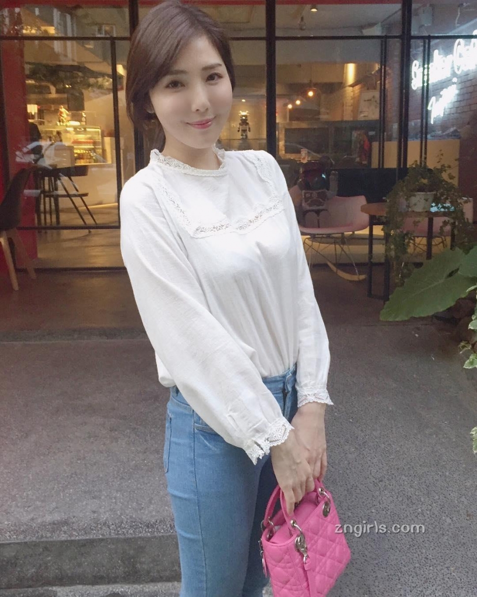 美女主播朱琦郁私房自拍照气质迷人