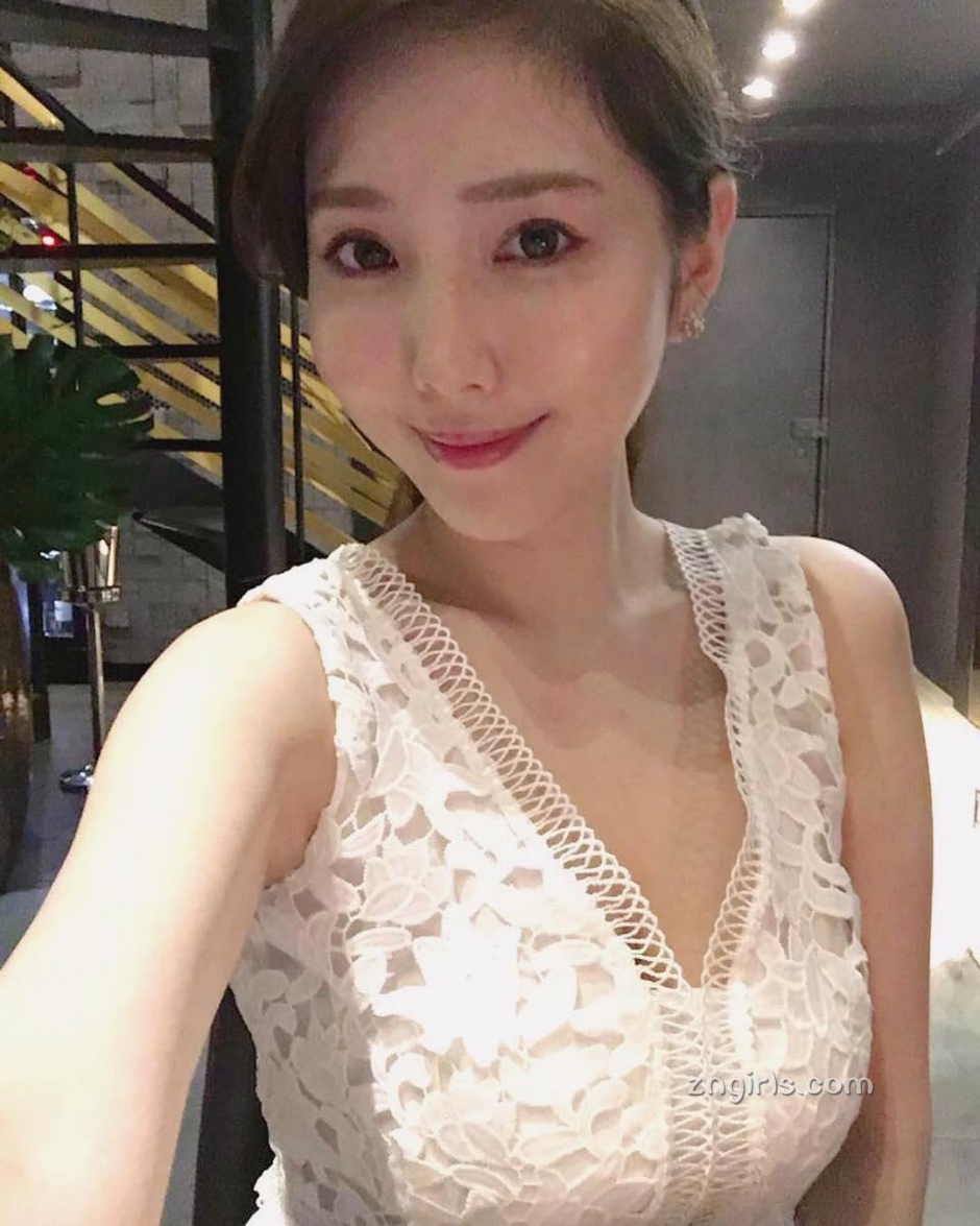 美女主播朱琦郁私房自拍照气质迷人