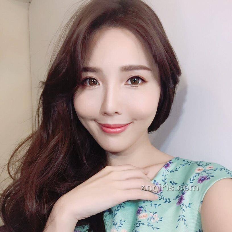 美女主播朱琦郁私房自拍照气质迷人