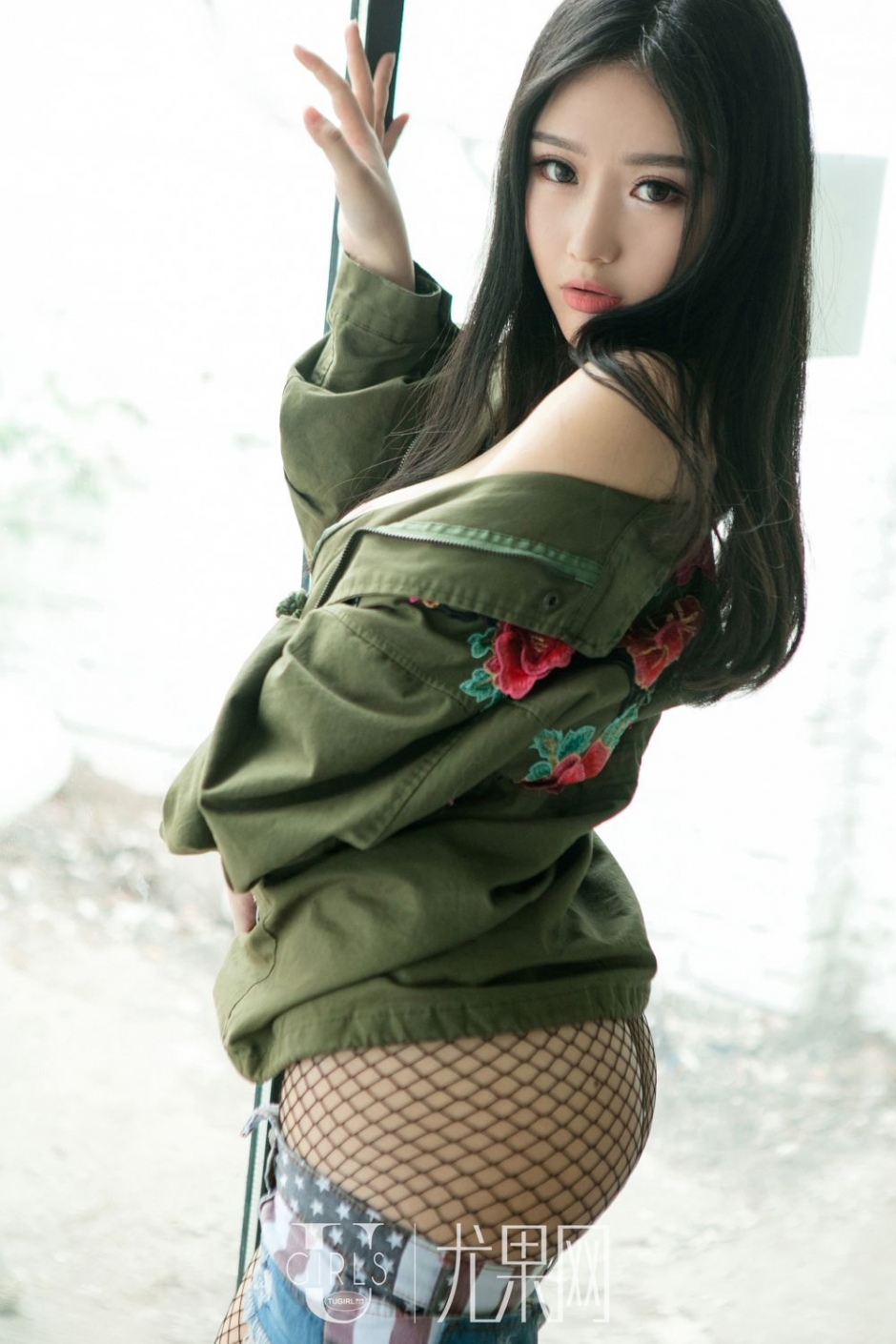 丰满美女倪叶藤背心吊带写真美乳诱人