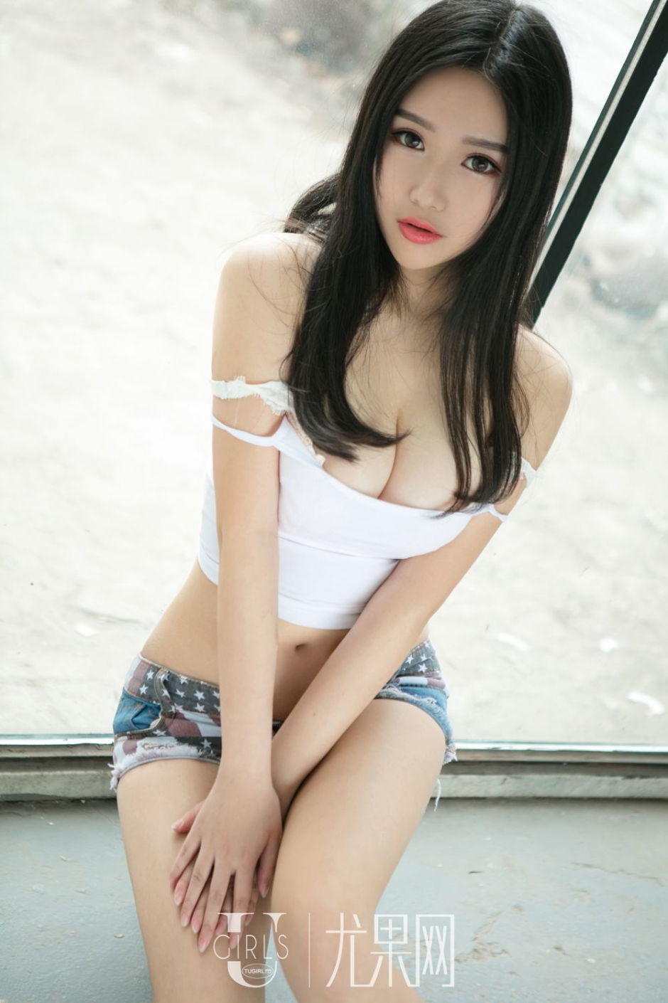 丰满美女倪叶藤背心吊带写真美乳诱人