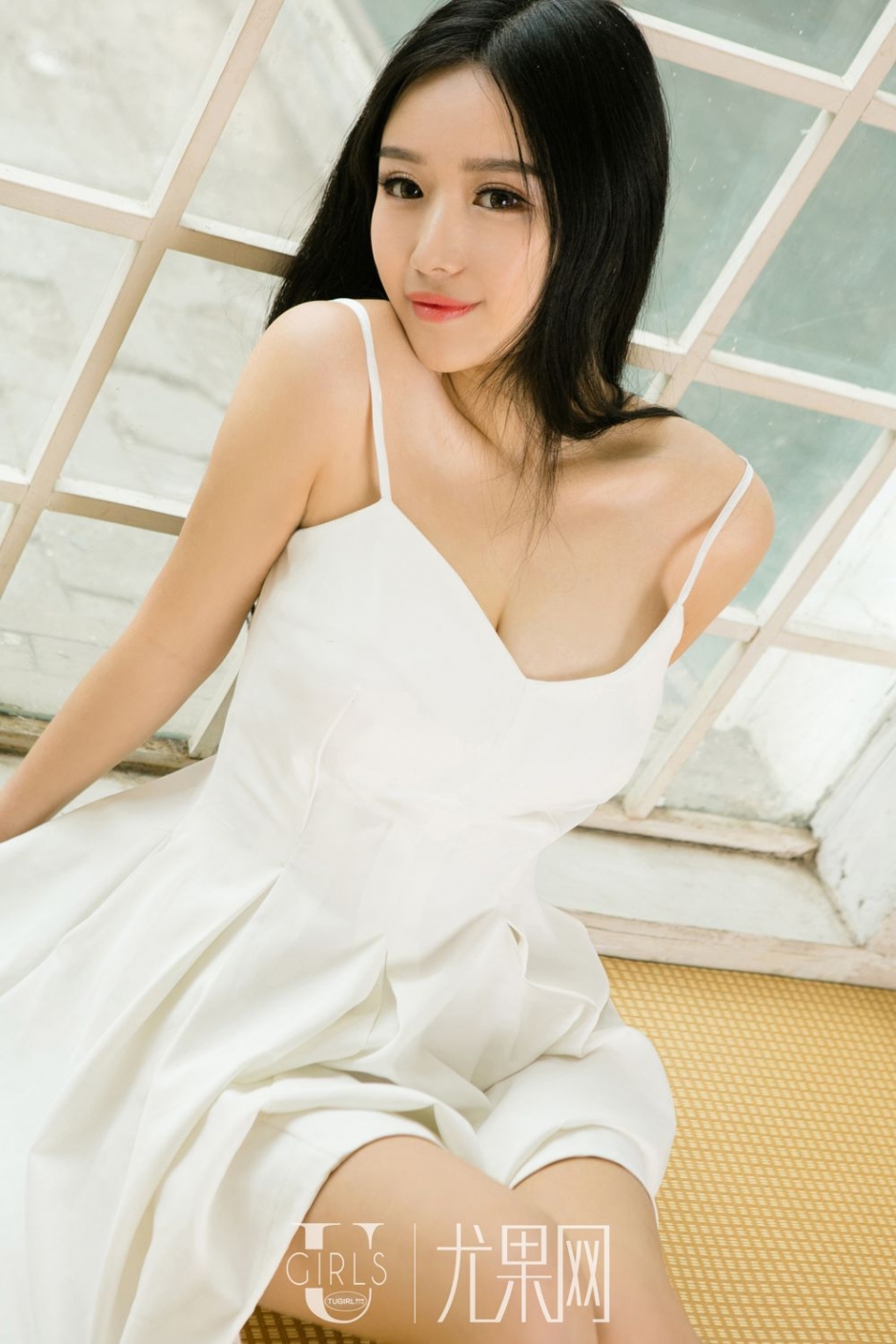 丰满美女倪叶藤背心吊带写真美乳诱人