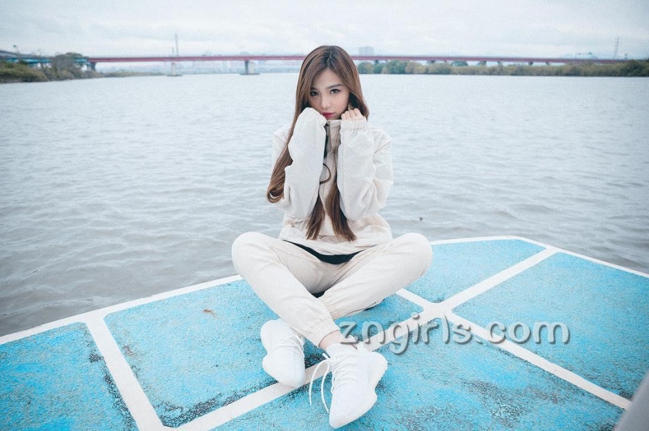 韩国美女徐熙真混搭私房照潮范十足