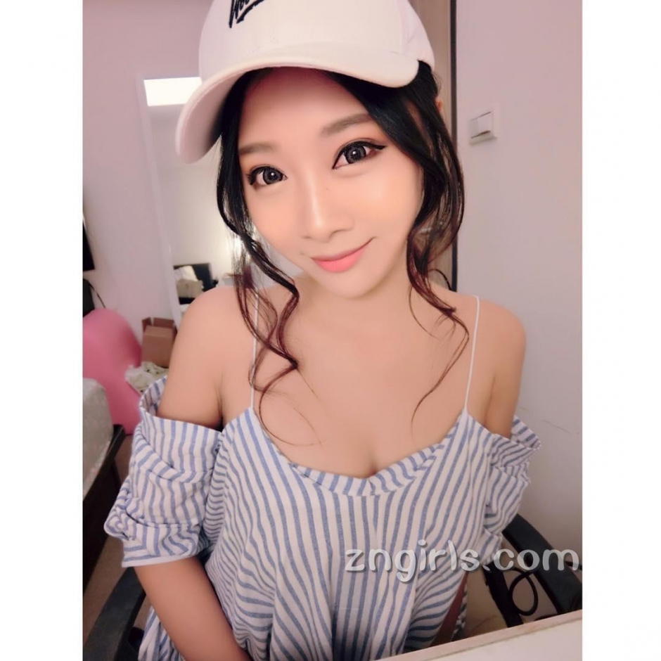 台湾美女欧牙牙性感私房照酥胸诱惑