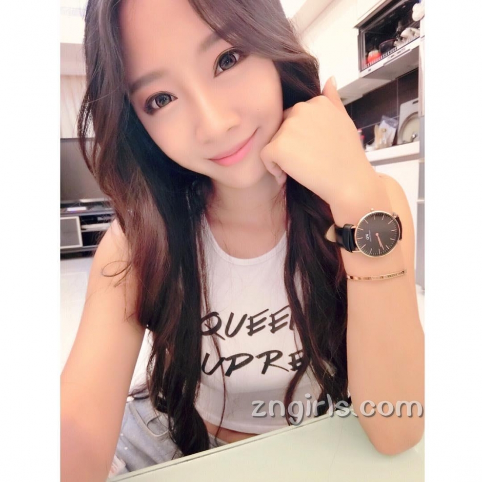 台湾美女欧牙牙性感私房照酥胸诱惑