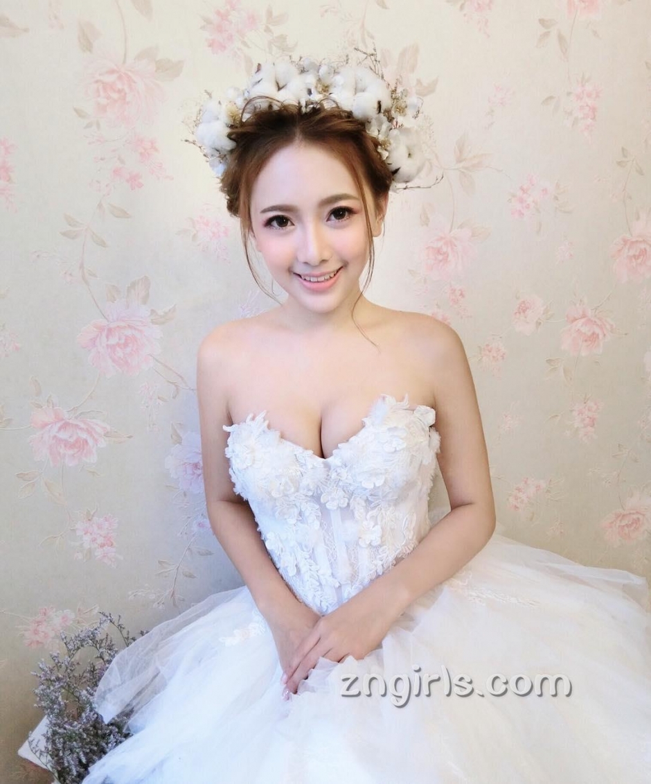 美女学生妹霍萱比基尼私房照丰满诱人