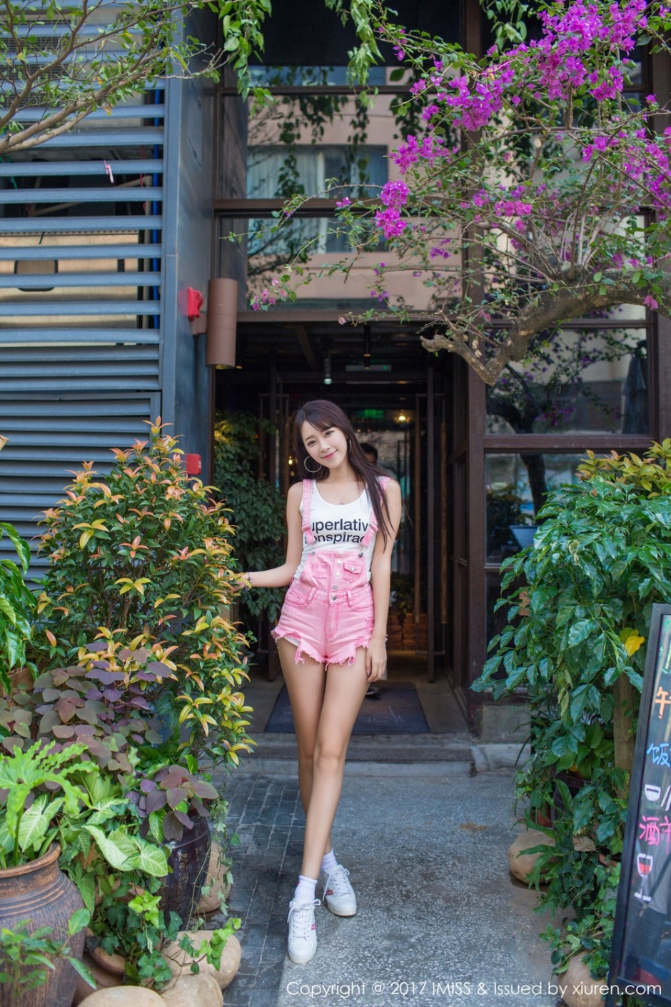 爱蜜社嫩模王曼妮街拍写真甜美迷人