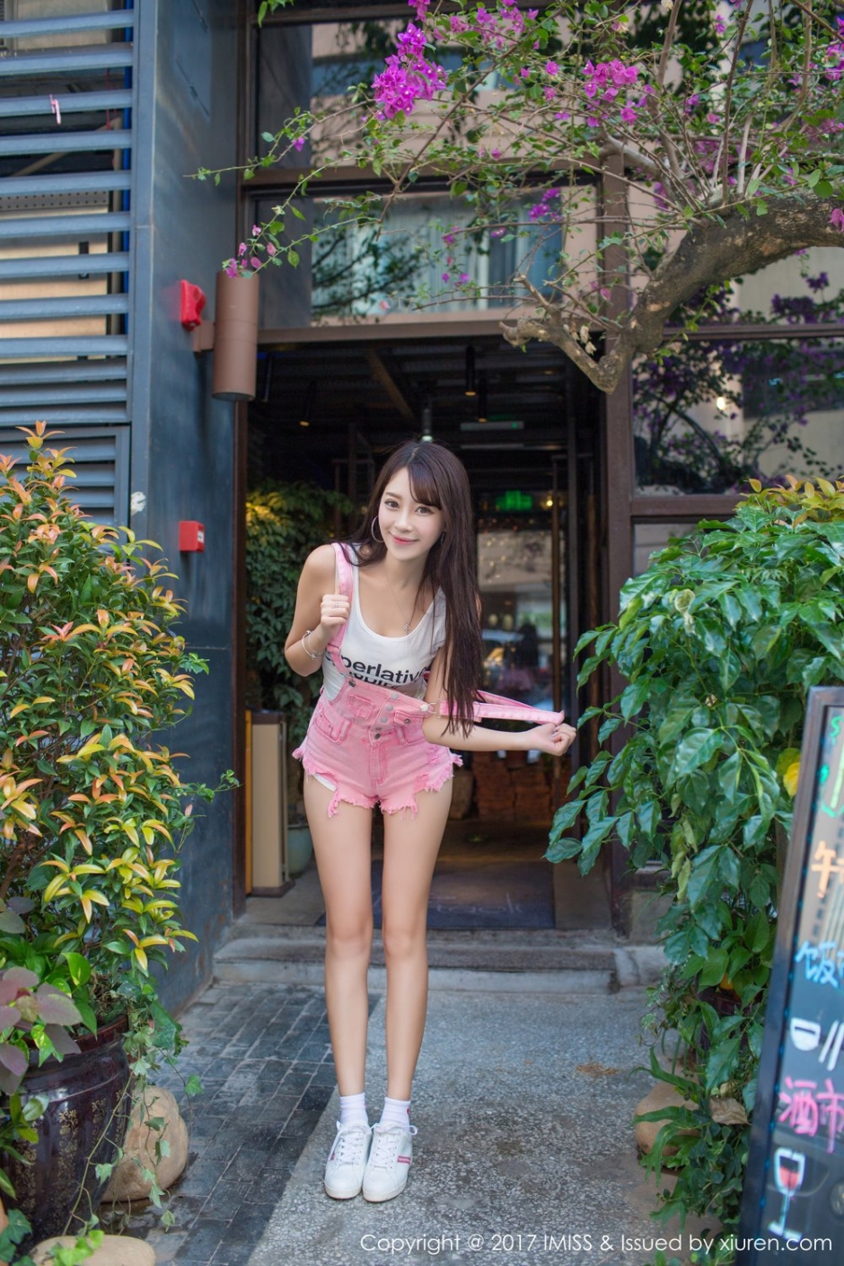 爱蜜社嫩模王曼妮街拍写真甜美迷人