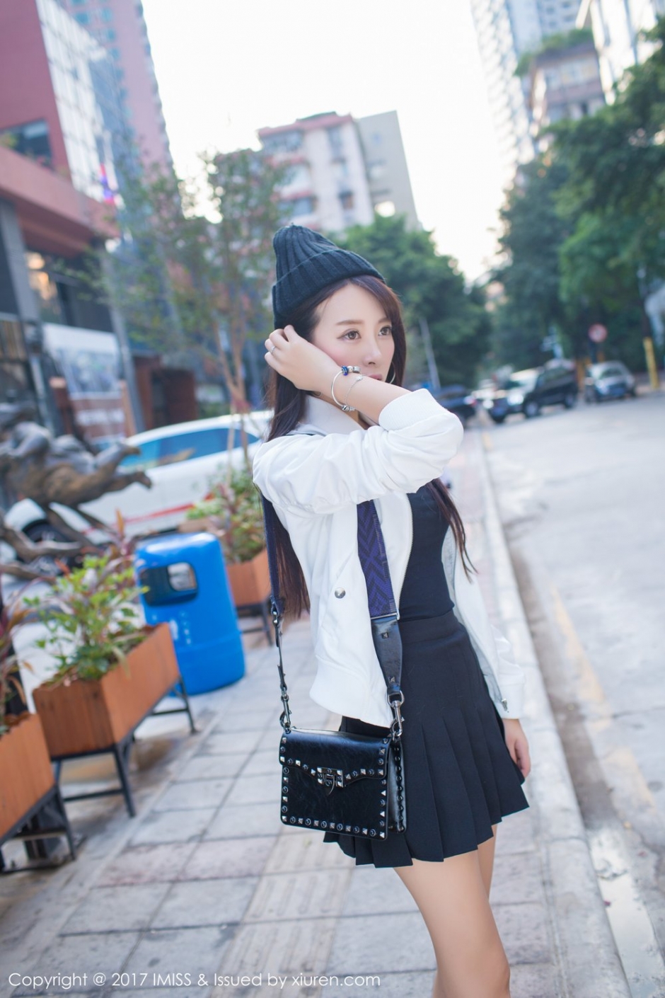 爱蜜社嫩模王曼妮街拍写真甜美迷人