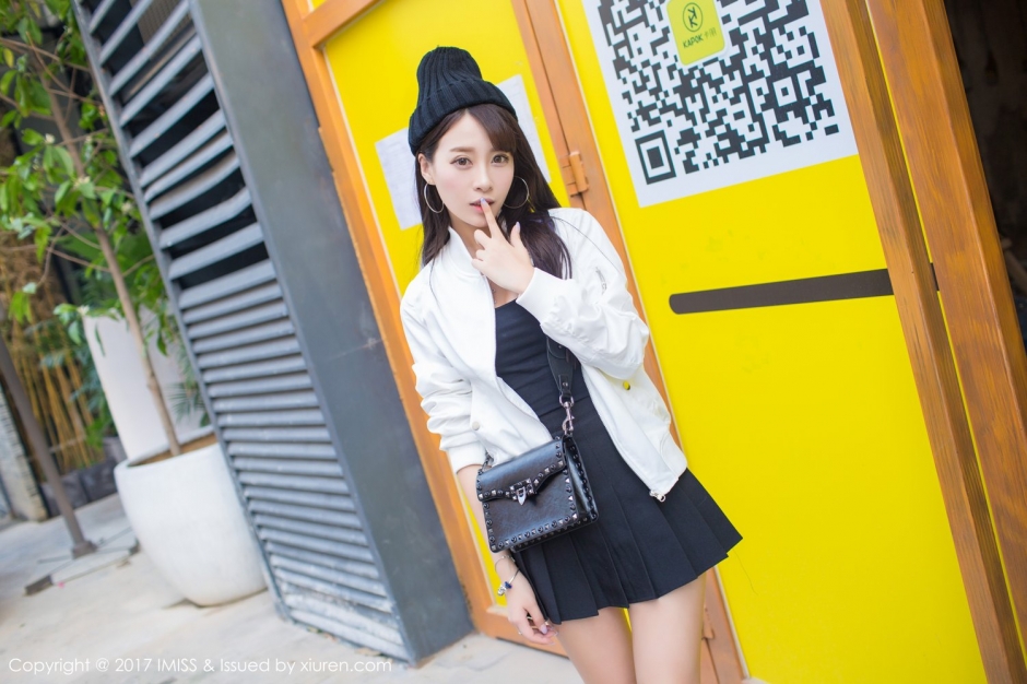 爱蜜社嫩模王曼妮街拍写真甜美迷人