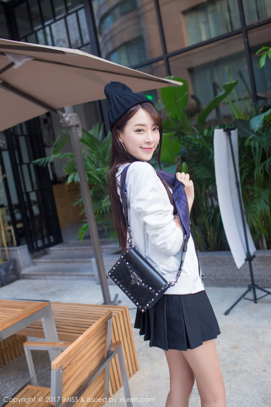 爱蜜社嫩模王曼妮街拍写真甜美迷人