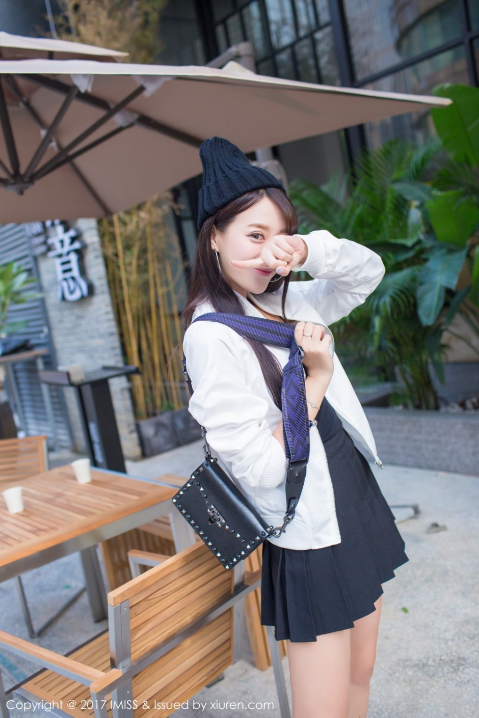 爱蜜社嫩模王曼妮街拍写真甜美迷人