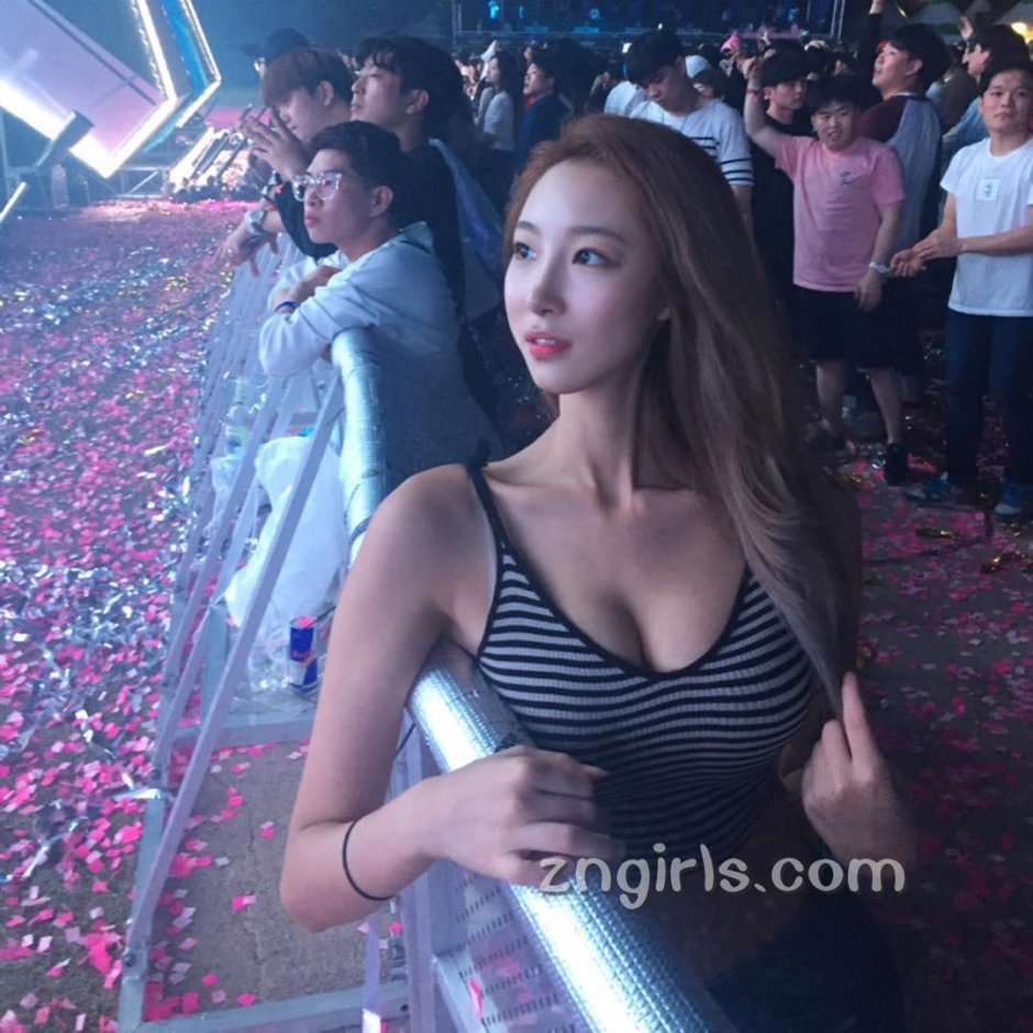 韩国模特申高恩自拍私房照酥胸诱人