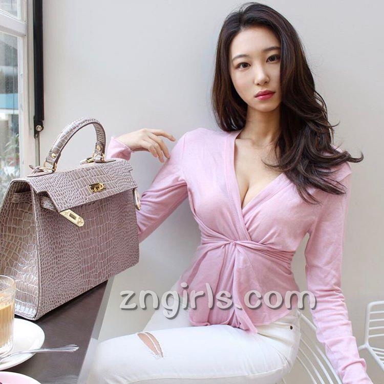 韩国模特申高恩自拍私房照酥胸诱人