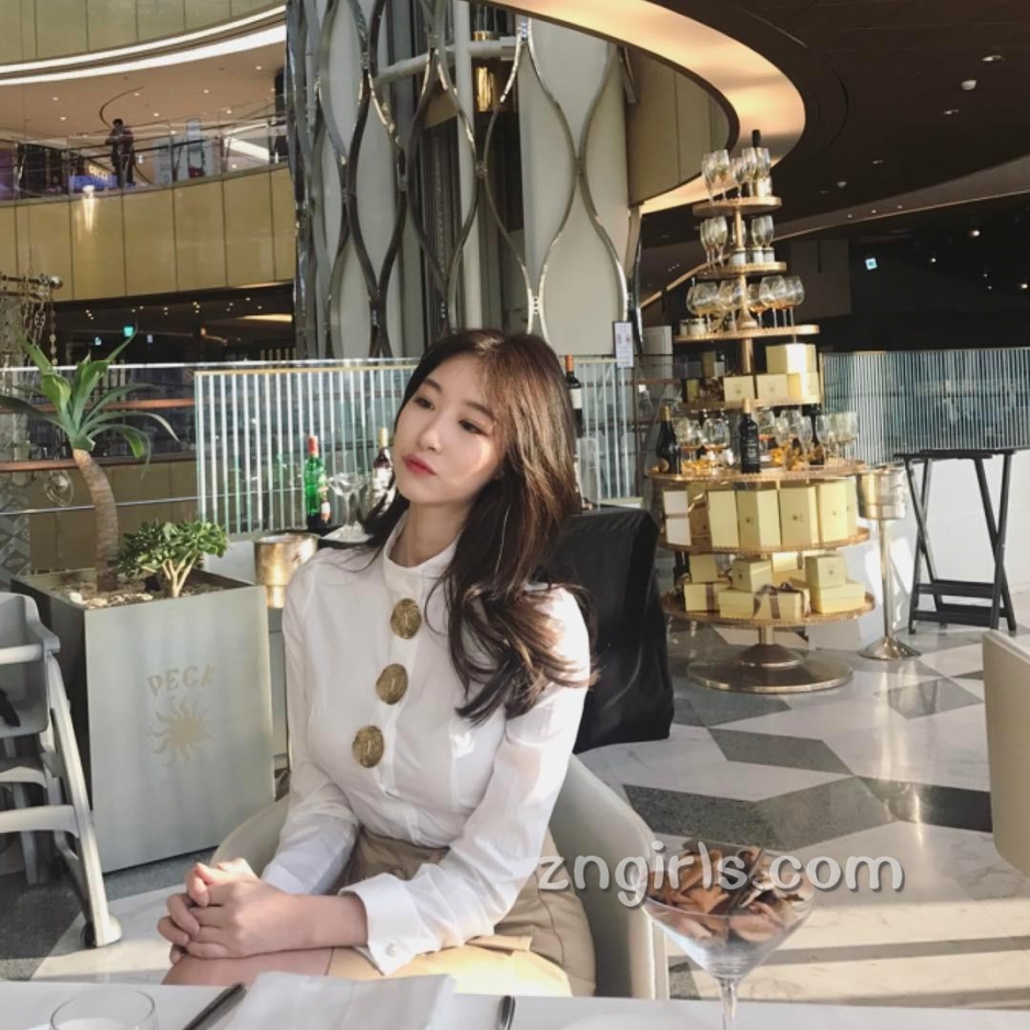 韩国模特申高恩自拍私房照酥胸诱人