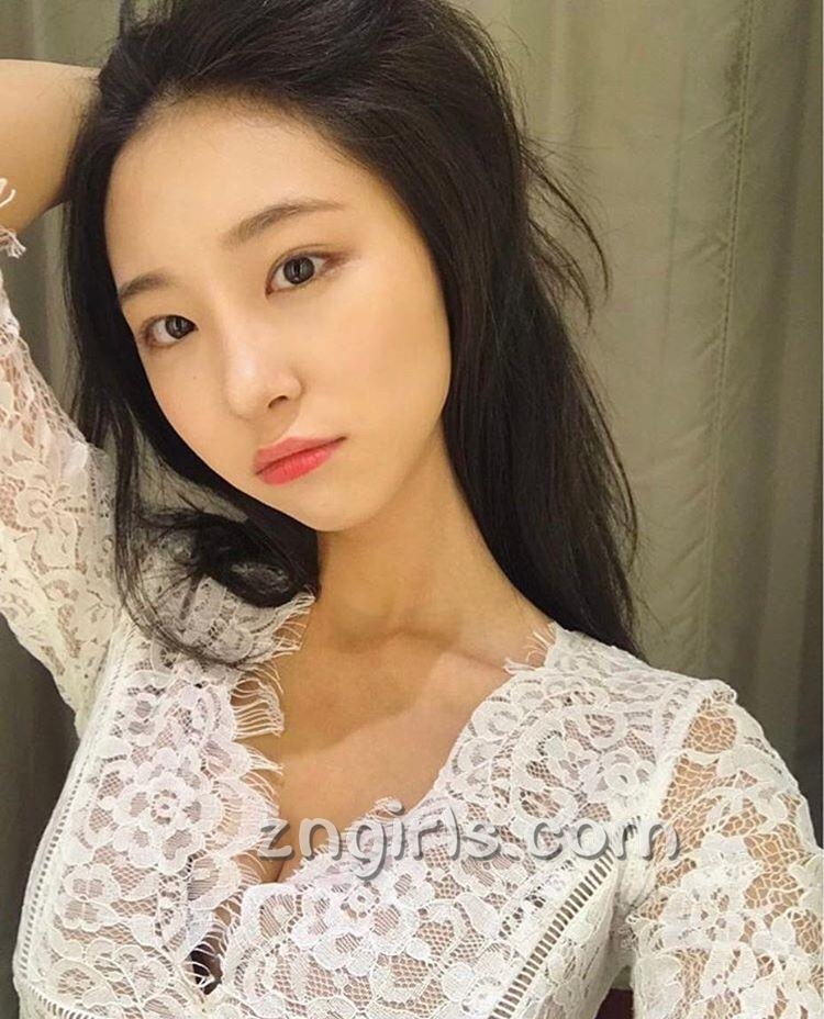 韩国模特申高恩自拍私房照酥胸诱人