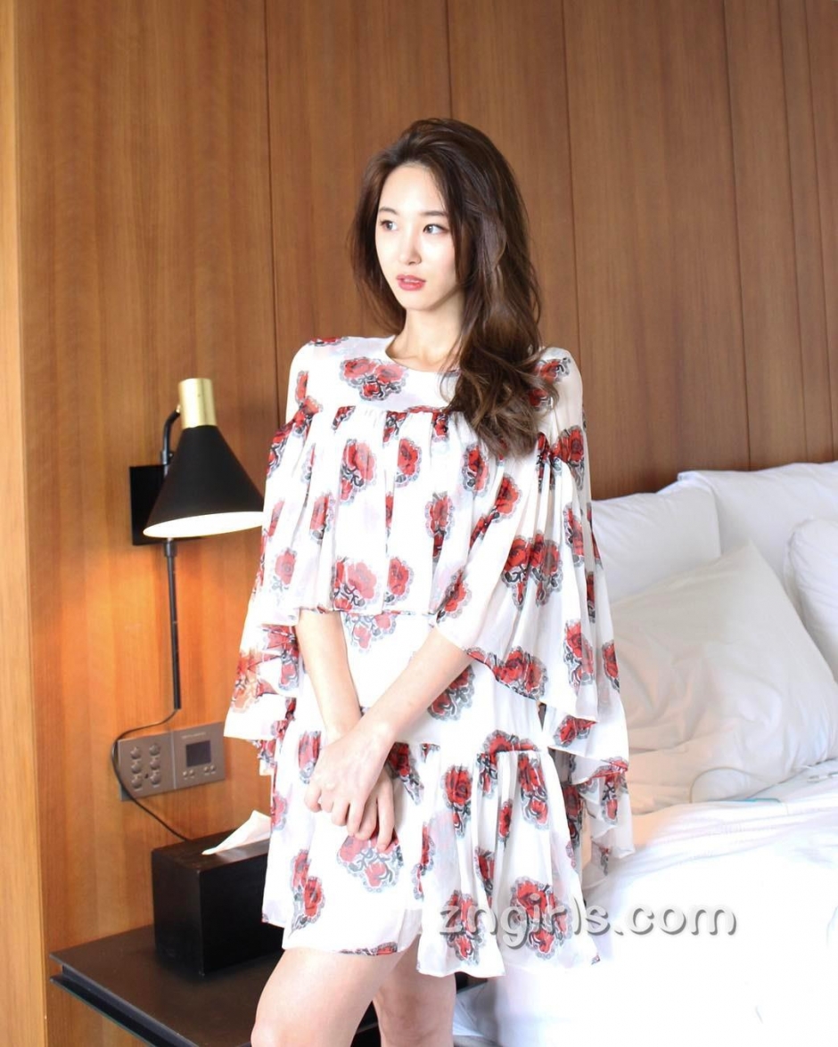 韩国模特申高恩自拍私房照酥胸诱人