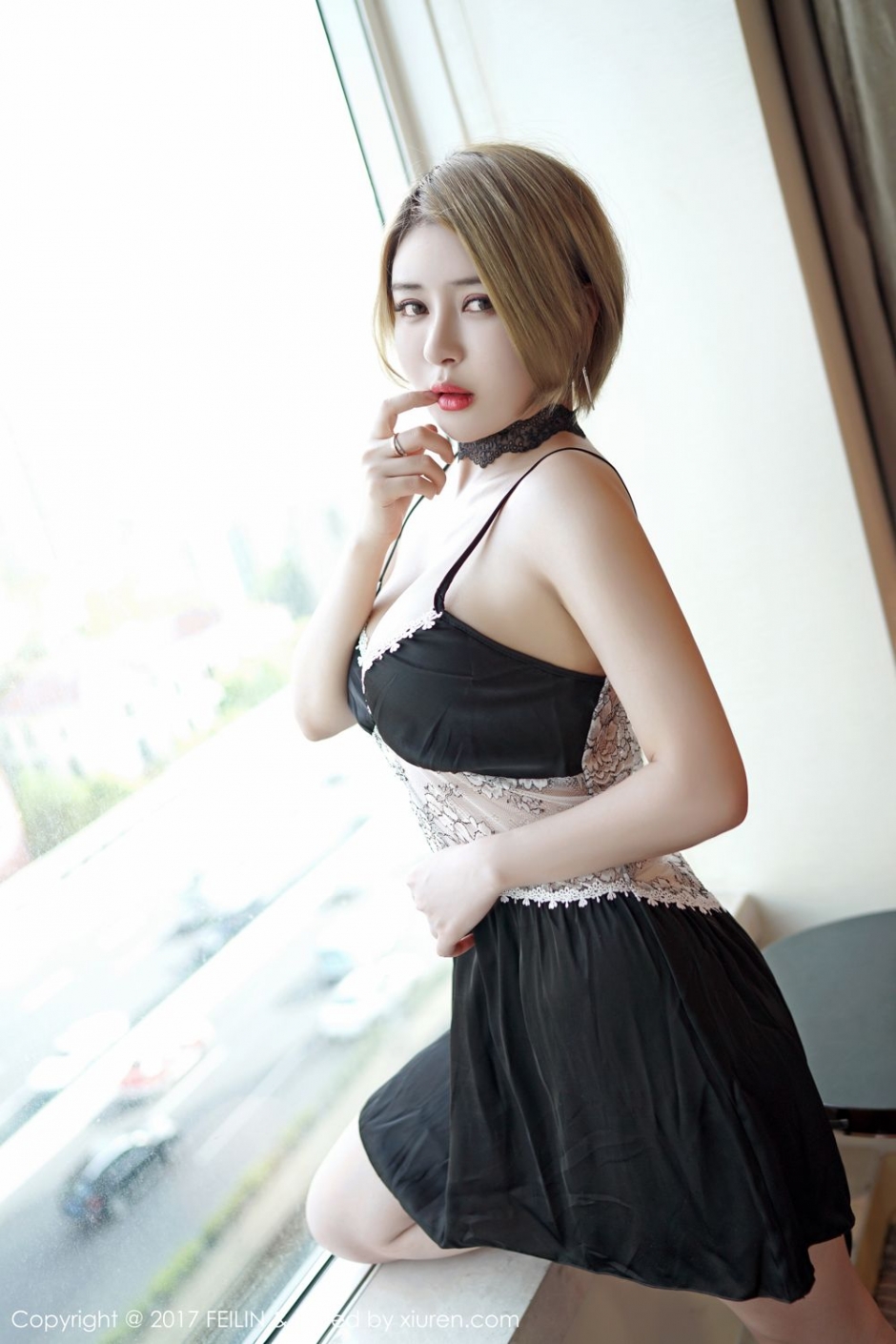 短发美女凯竹吊带睡衣写真低胸诱人