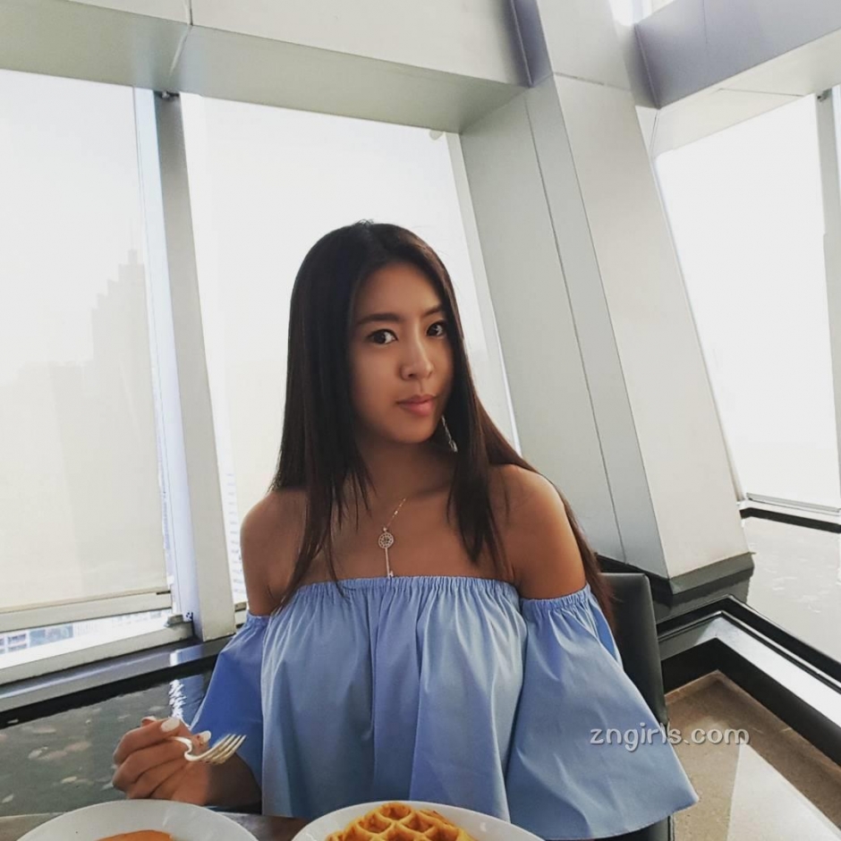 韩国美女文世琳性感自拍展曲线身材