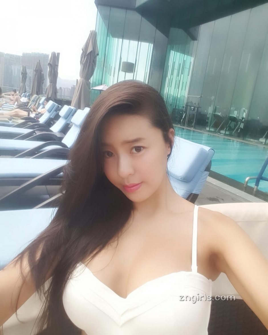 韩国美女文世琳性感自拍展曲线身材