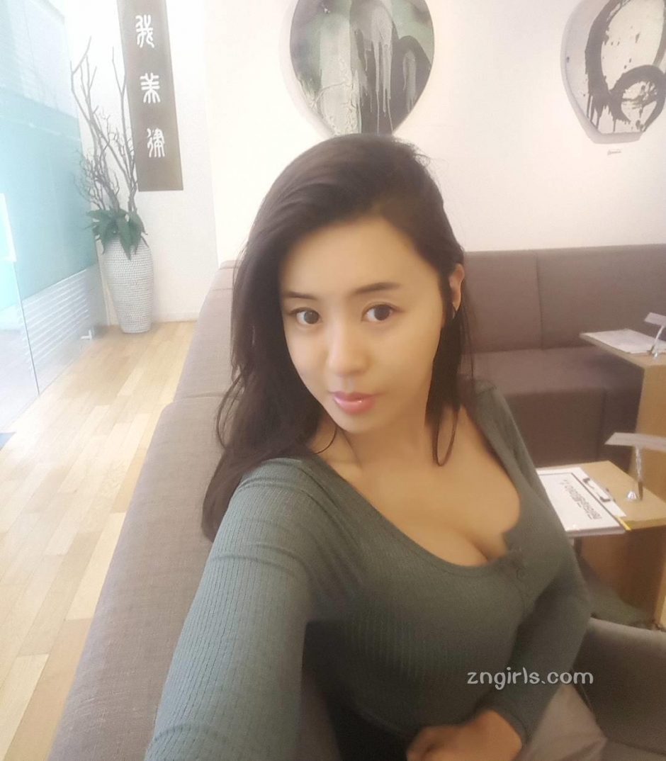 韩国美女文世琳性感自拍展曲线身材