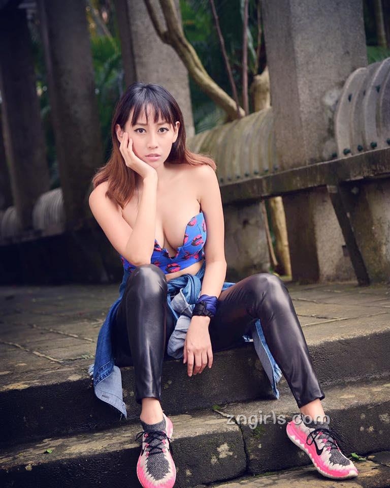 美女空姐Candy Mai比基尼自拍照丰满诱人