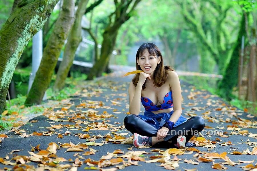 美女空姐Candy Mai比基尼自拍照丰满诱人