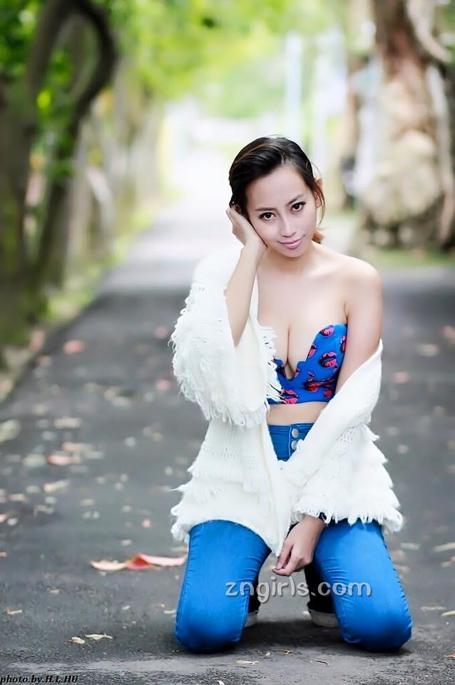 美女空姐Candy Mai比基尼自拍照丰满诱人