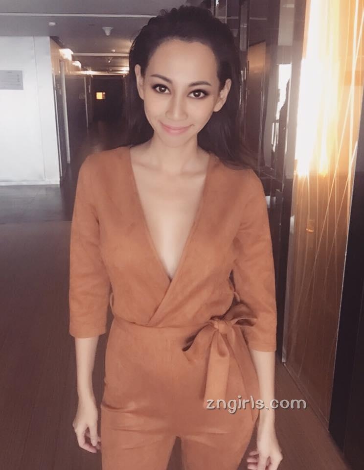 美女空姐Candy Mai比基尼自拍照丰满诱人