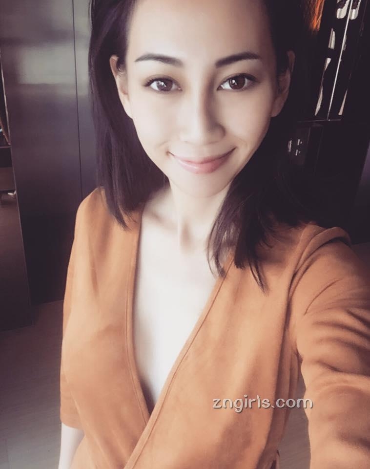 美女空姐Candy Mai比基尼自拍照丰满诱人