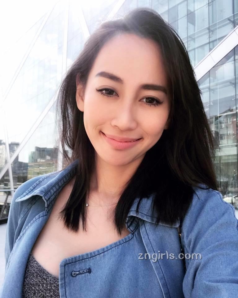 美女空姐Candy Mai比基尼自拍照丰满诱人